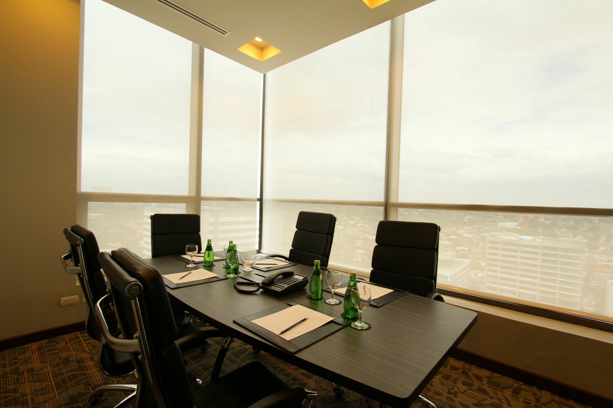 Hotel The Bellevue Manila à Muntinlupa City Extérieur photo