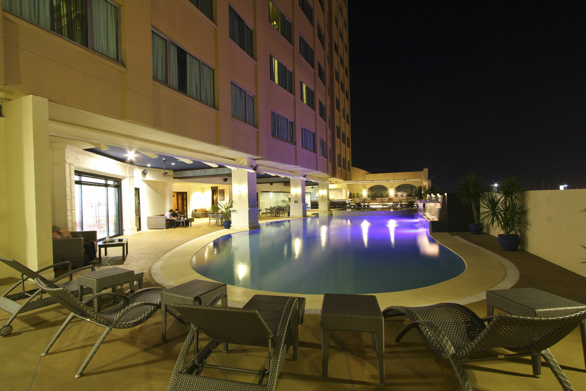 Hotel The Bellevue Manila à Muntinlupa City Extérieur photo