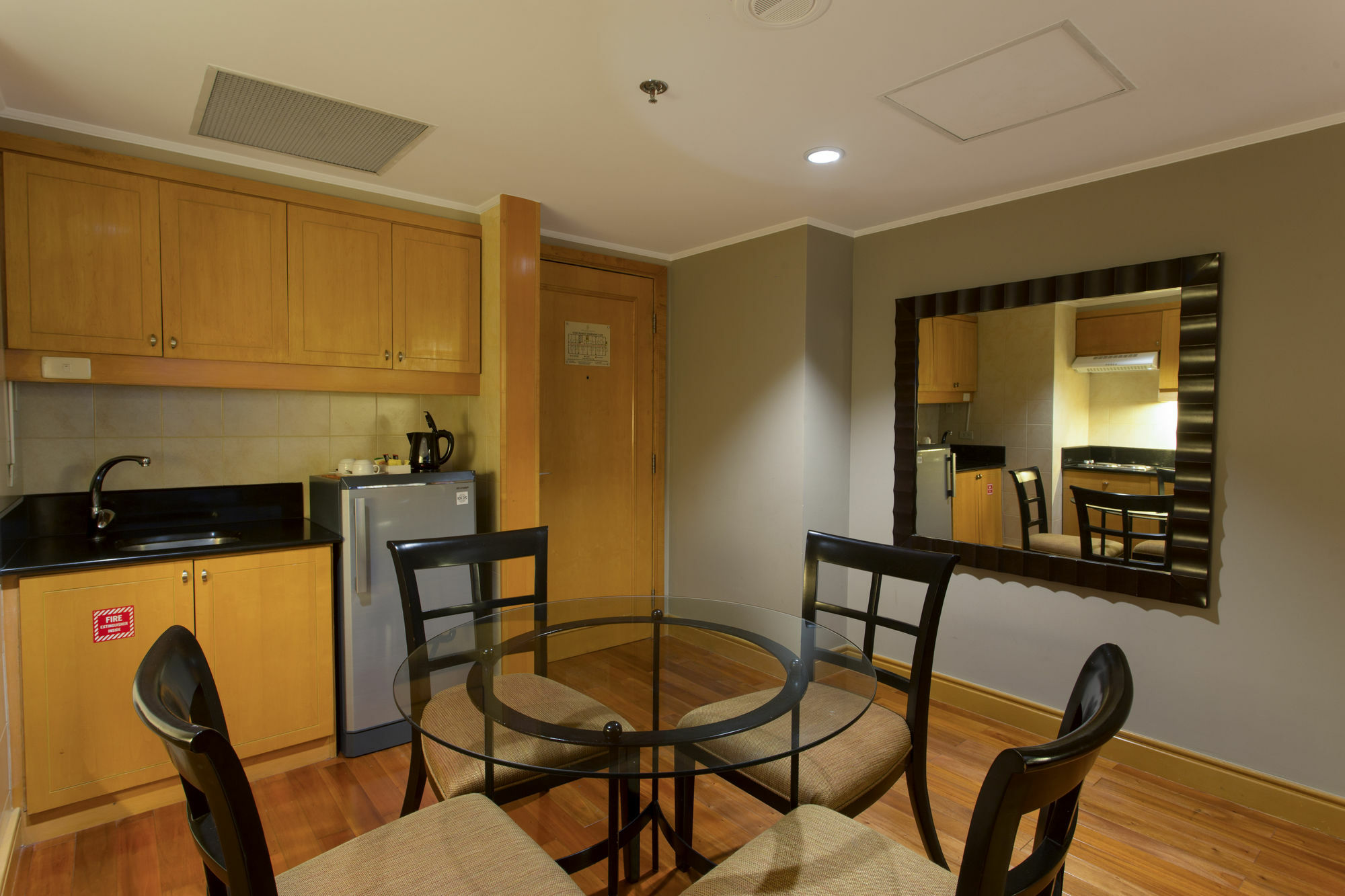 Hotel The Bellevue Manila à Muntinlupa City Extérieur photo